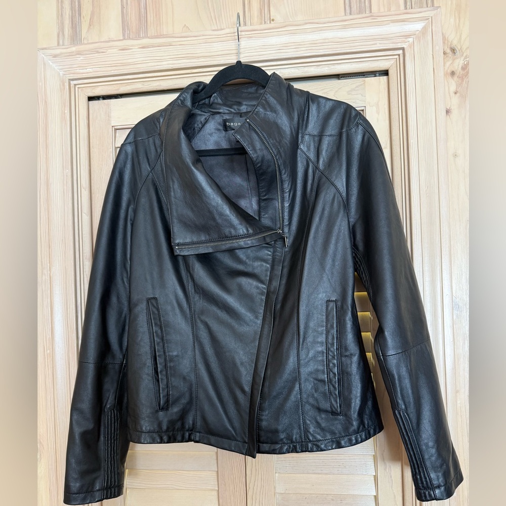 Bagatelle Women's Black Genuine Leather Moto Jacket
Size Large